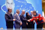 تجلیل محمدرضا عارف معاون اول رئیس جمهور از امدادگر ناوگان امداد خودرو کانون جهانگردی و اتومبیلرانی 