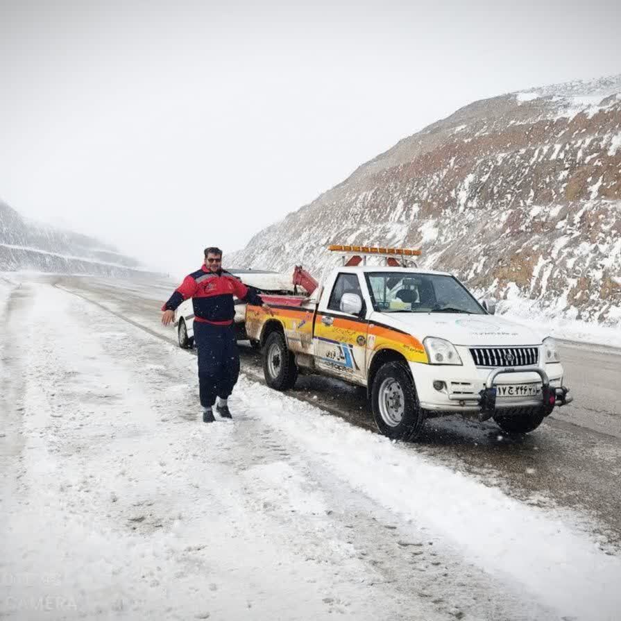امدادرسانی به مسافران در راه مانده جاده آوج آبگرم به تاکستان
